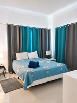 Ropa de cama de alta calidad y caja de seguridad en la habitación