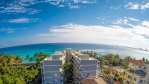 Un hôtel situé sur la côte, offrant une vue sur l’océan et un ciel dégagé.