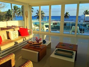 Roba de llit d'alta qualitat i caixa forta a l'habitació 