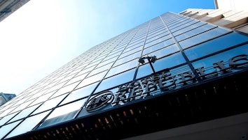 Un edificio moderno con fachada de vidrio y la palabra “REPUBLIC” destacada.
