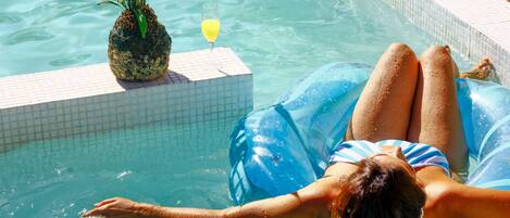 Piscine extérieure, parasols de plage, chaises longues