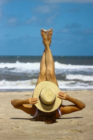 Plage, sable blanc, serviettes de plage, bar de plage