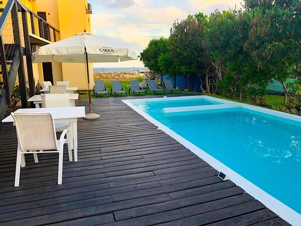 Utendørsbasseng, bassengparasoller og solsenger