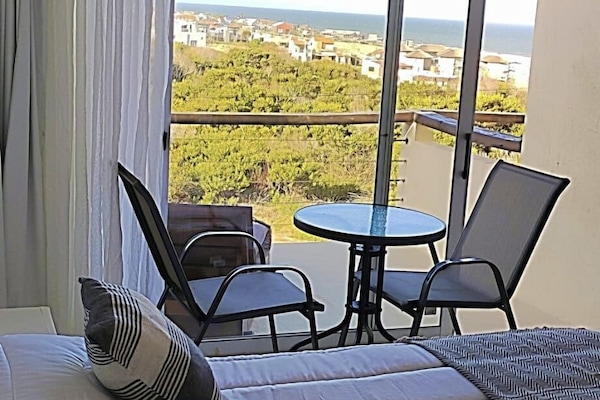 Habitación Vista al Mar | Ropa de cama de alta calidad, edredón, muebles diferentes y wifi gratis