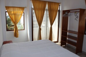Fridge, microwave, coffee/tea maker, cookware/dishes/utensils - Galapagos Best Hostel (Puerto Ayora)
