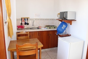 Deluxe Double Room, 1 Queen Bed, Balcony | Private kitchen | Fridge, microwave, coffee/tea maker, cookware/dishes/utensils