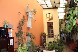 Lobby sitting area - Hotel Kasa Kamelot (Quetzaltenango)