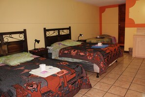 Quarto triplo standard, 3 camas de solteiro | Escrivaninha, Wi-Fi de cortesia, roupa de cama