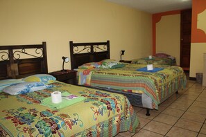 Quarto família | Escrivaninha, Wi-Fi de cortesia, roupa de cama