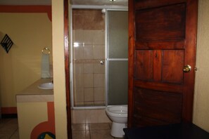 Quarto casal standard | Banheiro | Chuveiro, produtos de toalete grátis, secador de cabelo 