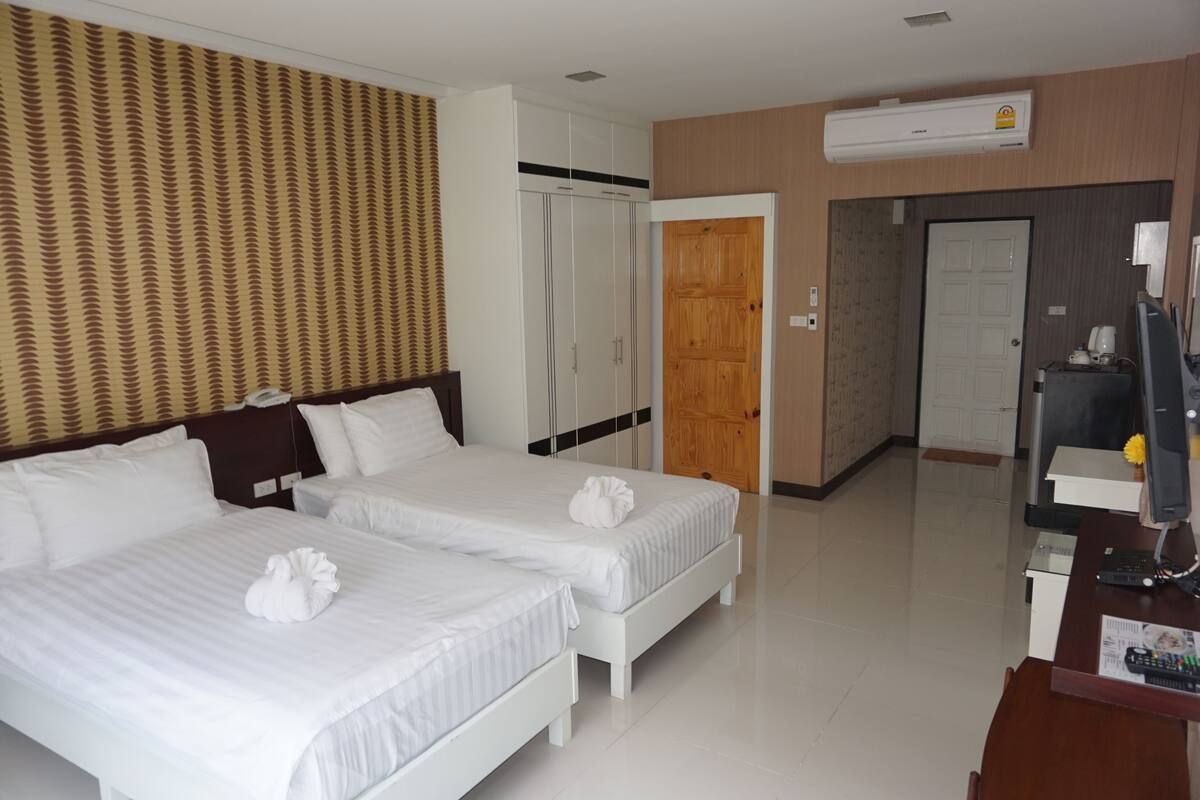Standard Twin Room | Minibar, desk, blackout curtains, rollaway beds