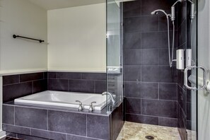 Premium Suite, 3 Bedrooms, Kitchen, Ocean View | Bathroom - The Inn at Pleasant Beach (Bainbridge Island)