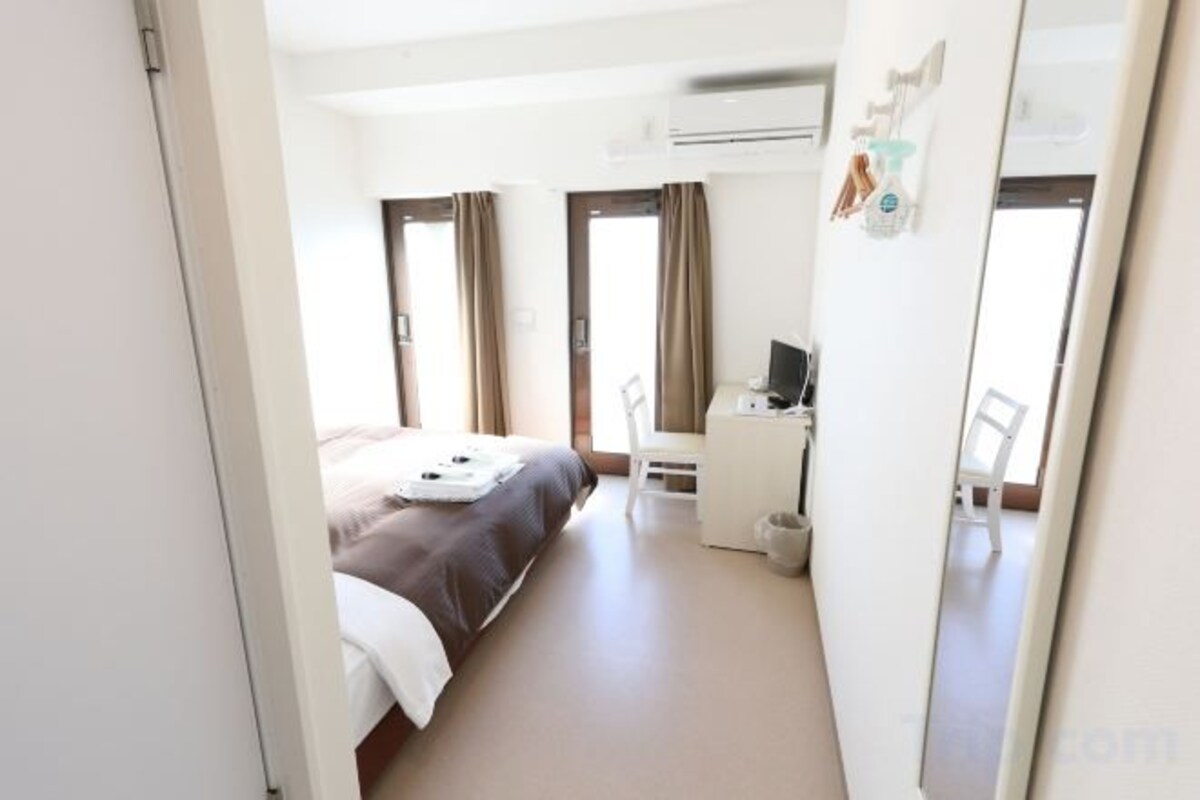 Cortinas blackout, wifi gratis y ropa de cama 