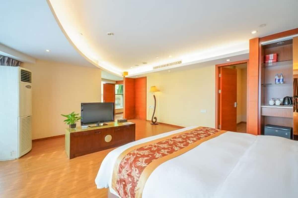 Premium bedding, minibar, in-room safe, desk