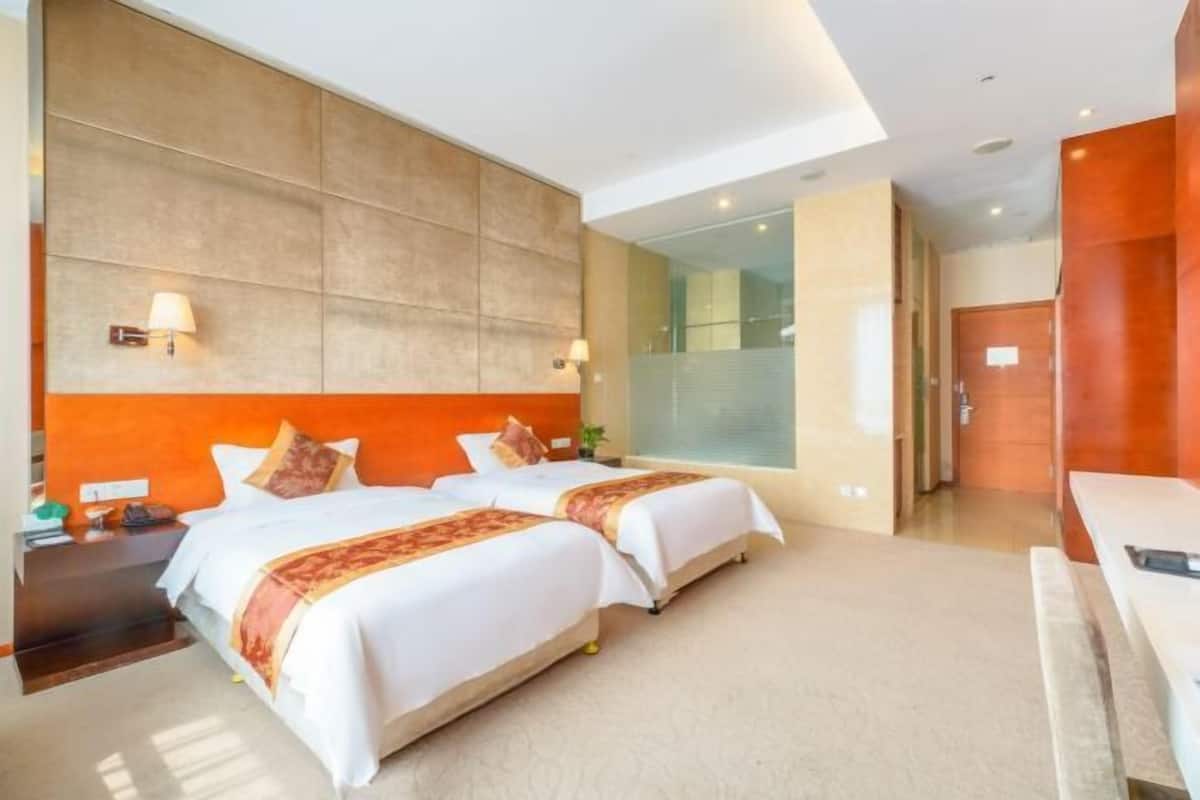 Premium bedding, minibar, in-room safe, desk