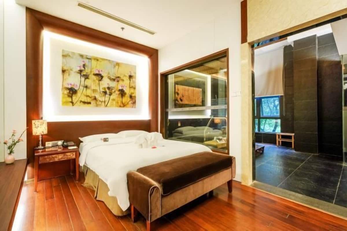 Premium bedding, minibar, in-room safe, desk