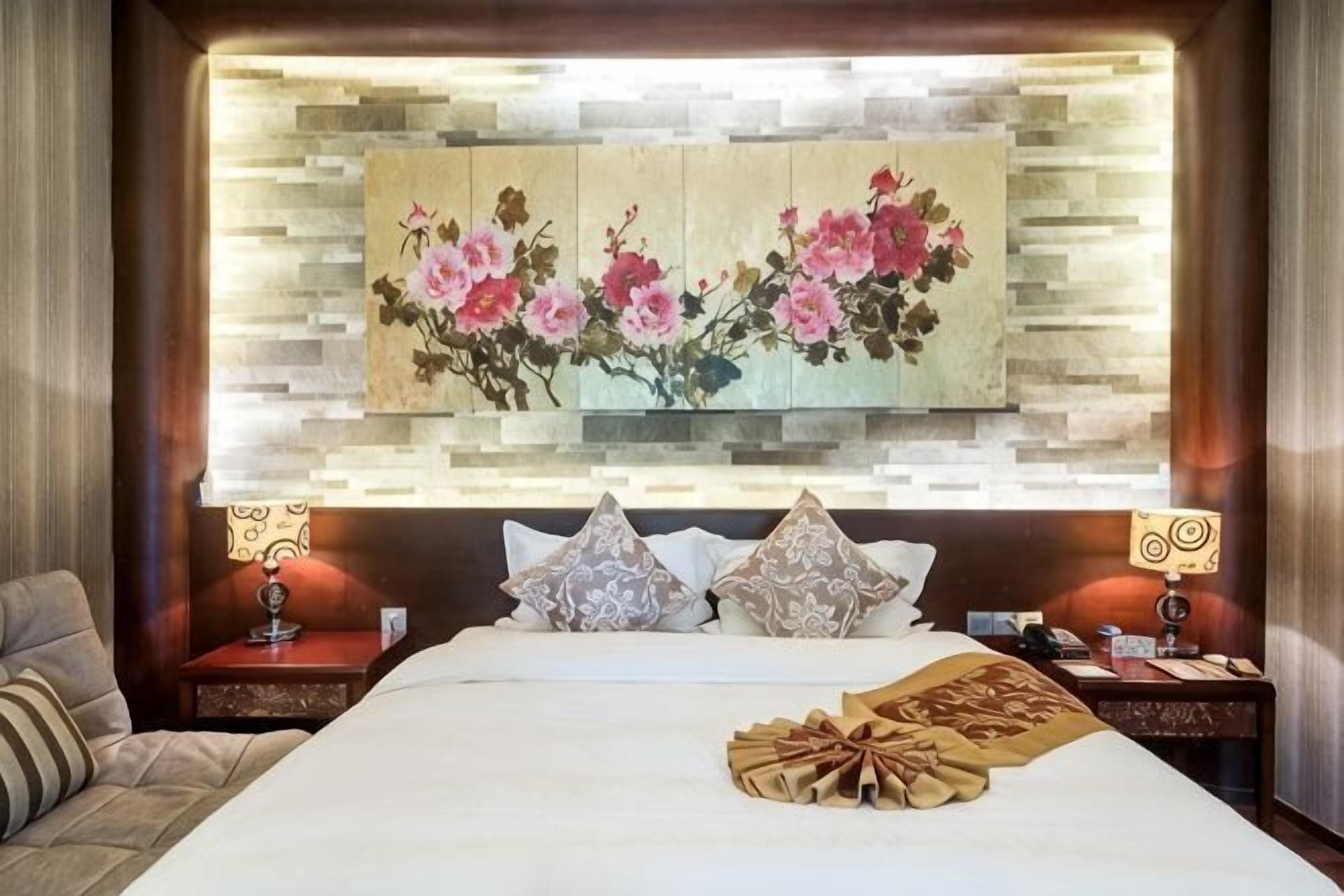 Premium bedding, minibar, in-room safe, desk