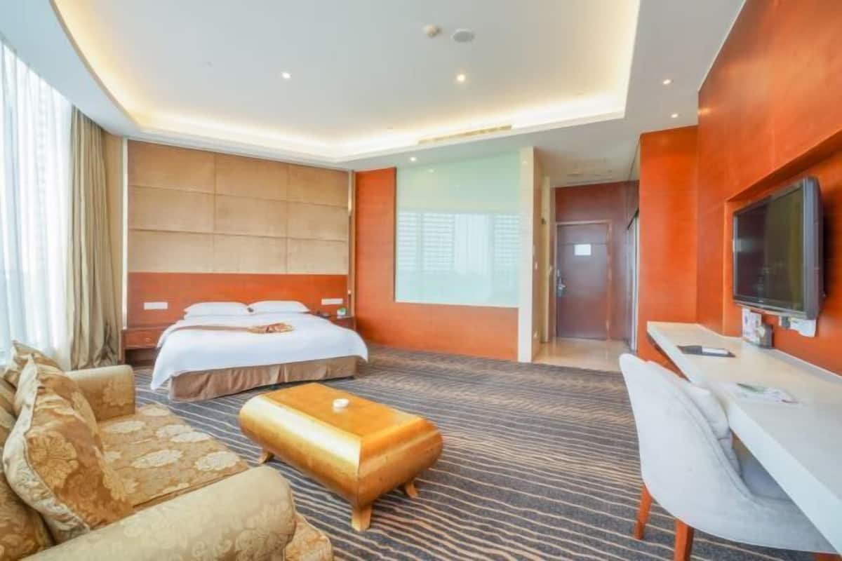 Premium bedding, minibar, in-room safe, desk