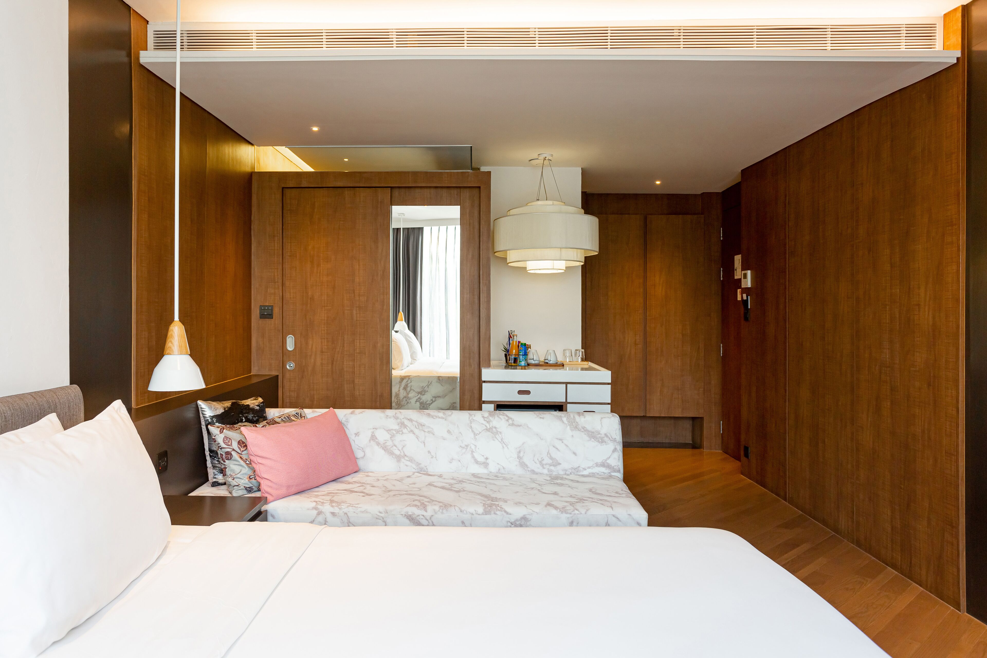 deluxe room, corner | premium bedding, minibar, in-room safe, blackout curtains