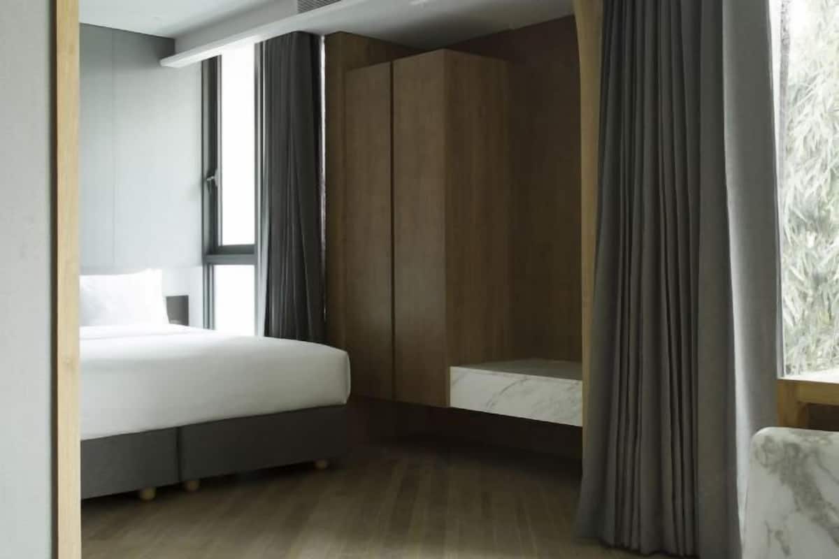 Kaliteli yatak takımı, minibar, odada kasa, güneşlik/perde