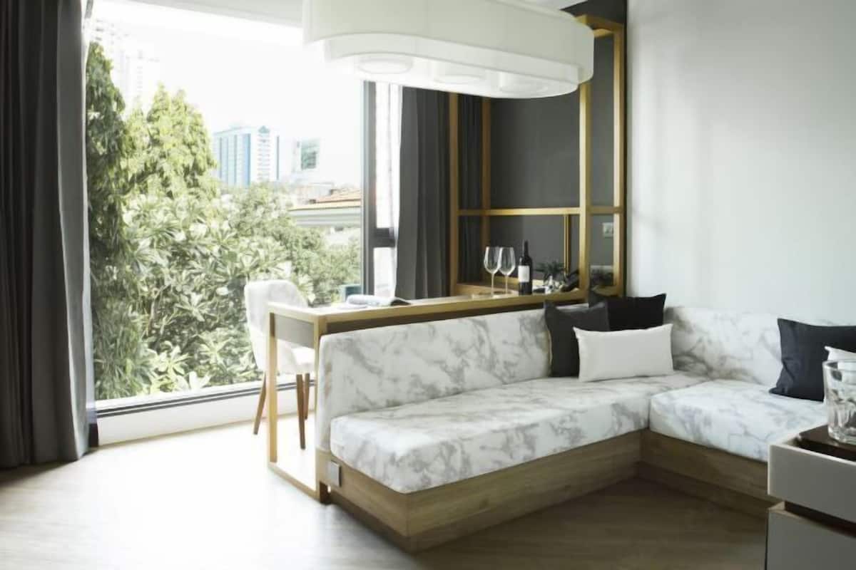 Oturma alanı | Kablolu TV kanalları bulunan 40 inç LCD televizyon, LED televizyon