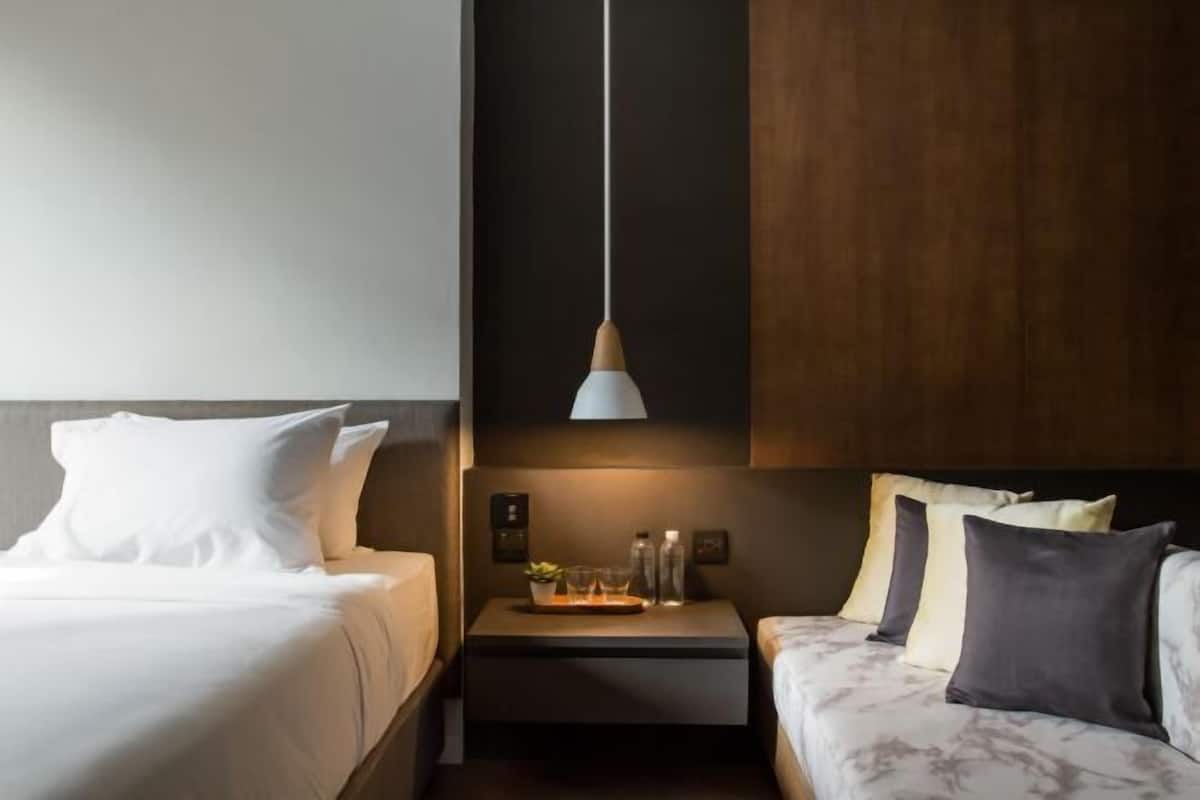 Kaliteli yatak takımı, minibar, odada kasa, güneşlik/perde