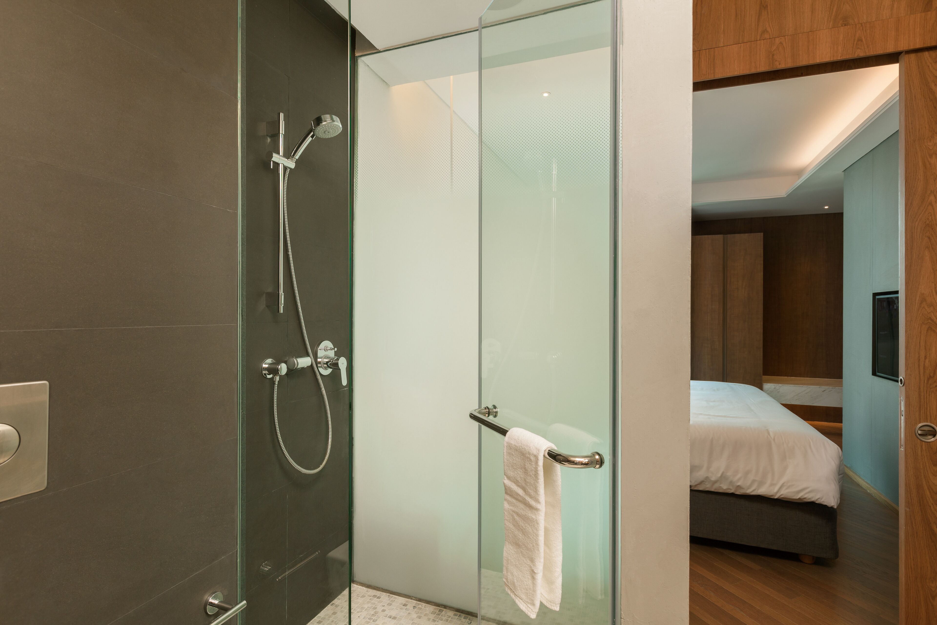 suite, 2 bedrooms | bathroom shower