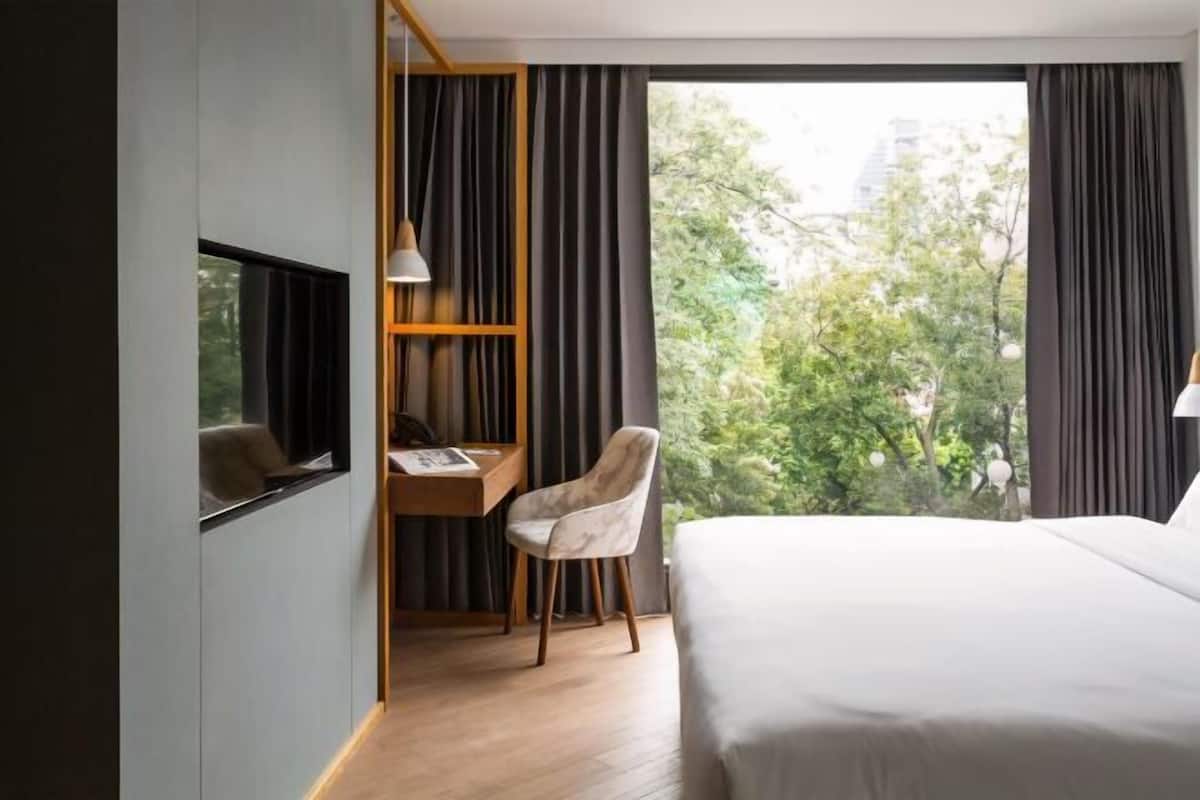 Kaliteli yatak takımı, minibar, odada kasa, güneşlik/perde