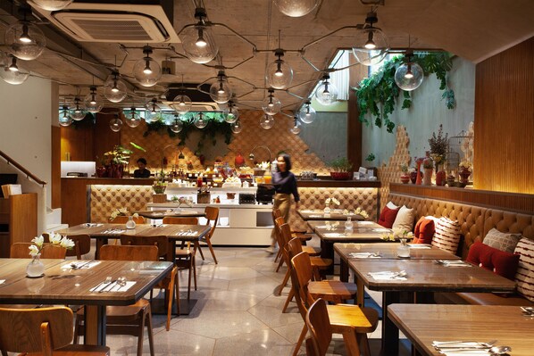 Daily full breakfast (THB 450 per person)