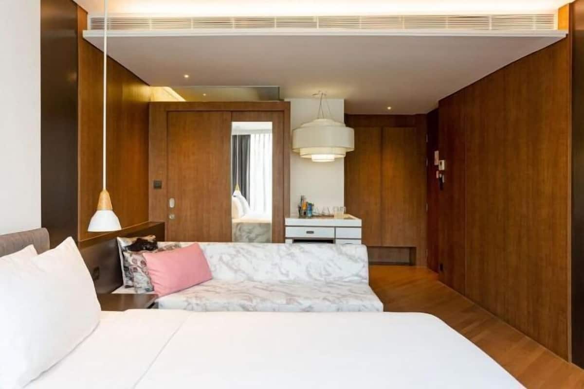 Kaliteli yatak takımı, minibar, odada kasa, güneşlik/perde