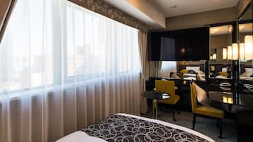 デラックス ツインルーム 禁煙 | 高級寝具、羽毛の掛け布団、デスク、遮光カーテン