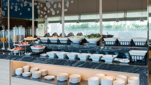 Ein reichhaltiges Buffet mit verschiedenen Speisen und Geschirr.