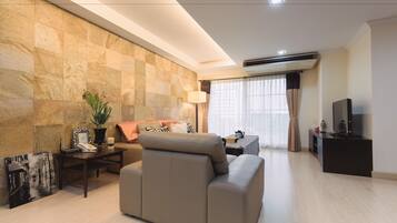 2 Bedrooms Suite | Living area | Flat-screen TV