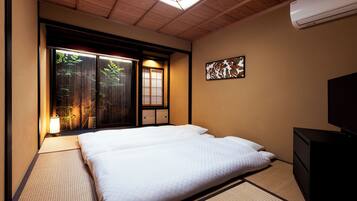 Japanese Style Town House | Desk, free WiFi, bed sheets