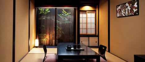 Traditionele resortwoning (Japanese Style Room) | Woonruimte | Flatscreentelevisie