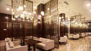 A spacious lobby with a high ceiling, modern chandeliers, and a polished marble floor. - Country Garden Golden Beach Spring Hotel (Lingao)