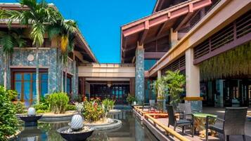 2 restaurants, breakfast, lunch, dinner served; Chinese cuisine