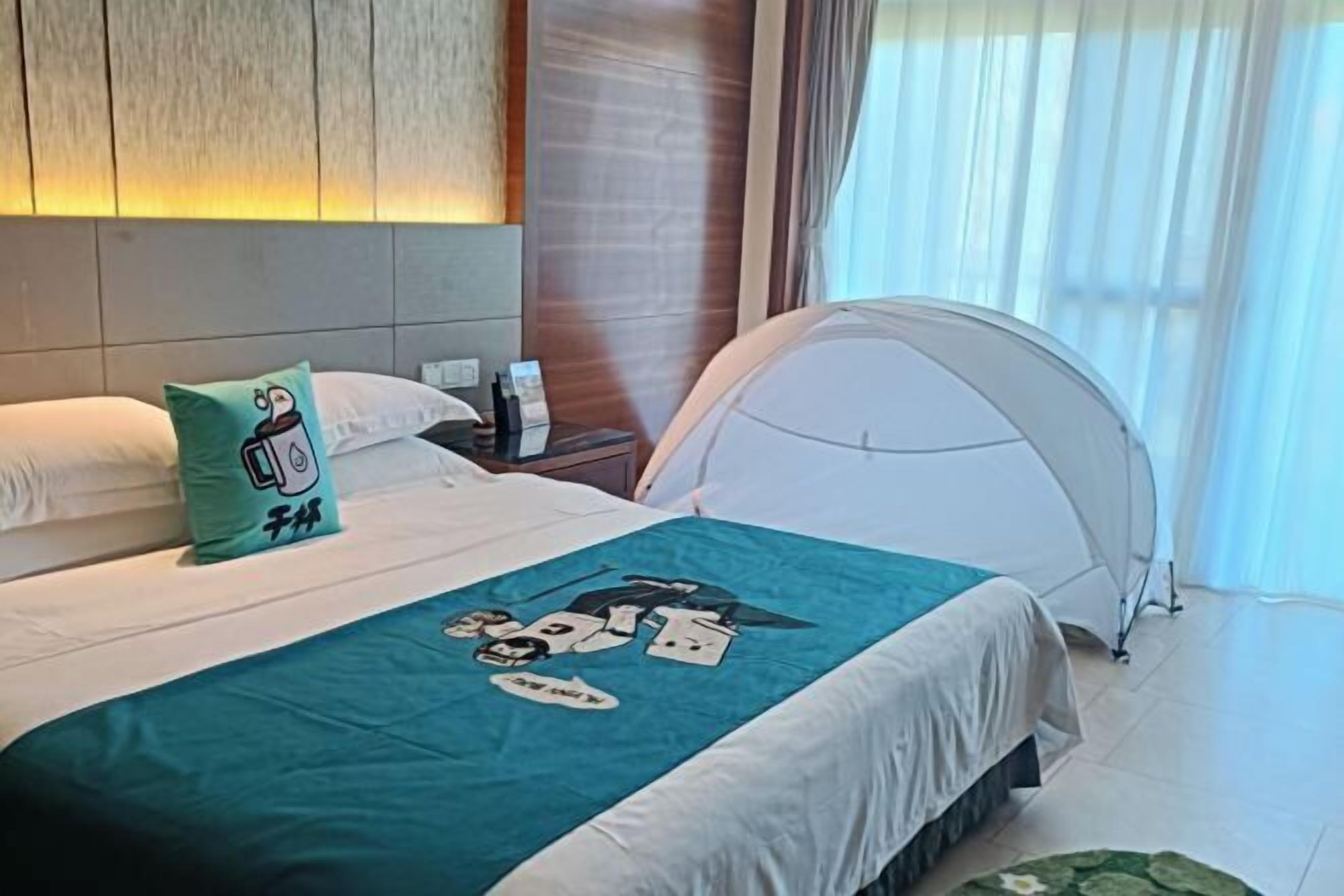 Minibar, coffres-forts dans les chambres, bureau, rideaux occultants