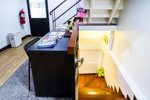Deluxe Single Room | Living area