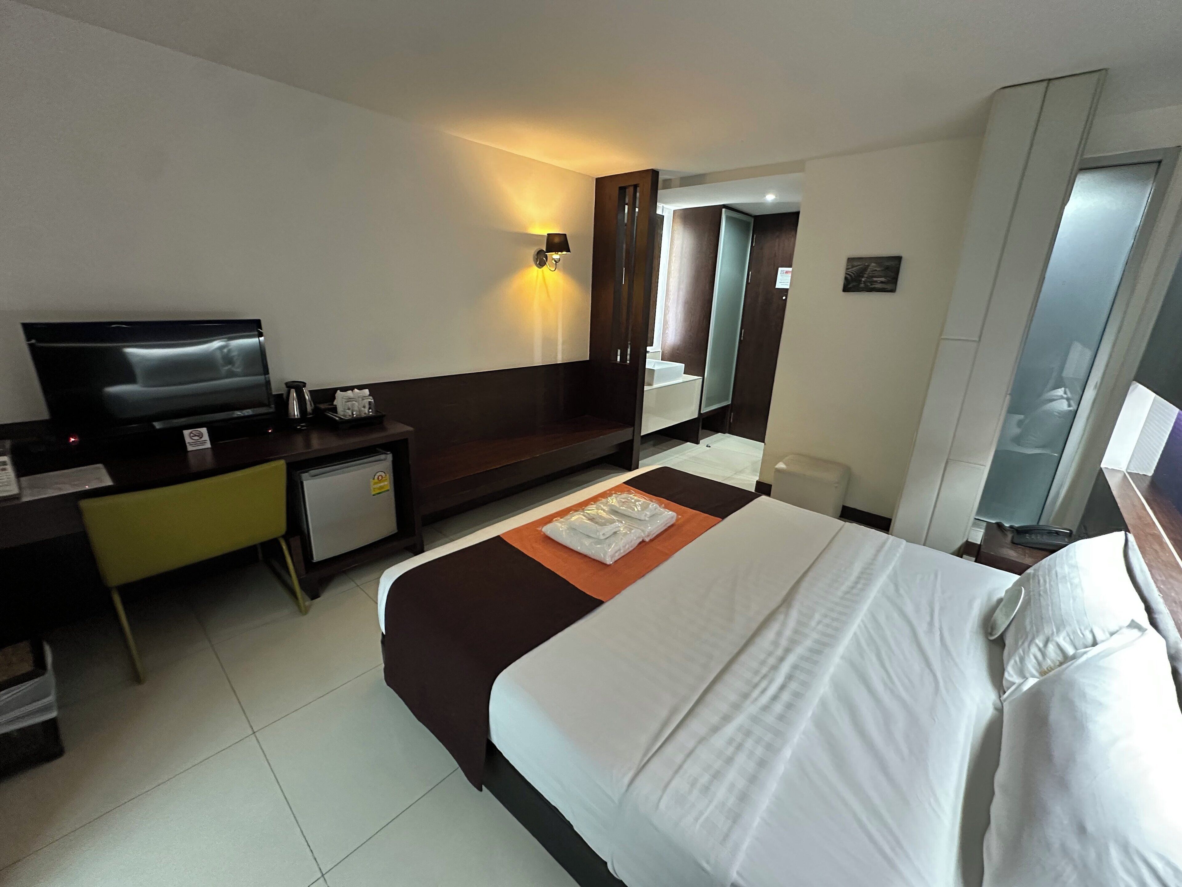 deluxe room | 1 bedroom, minibar, desk, free wifi
