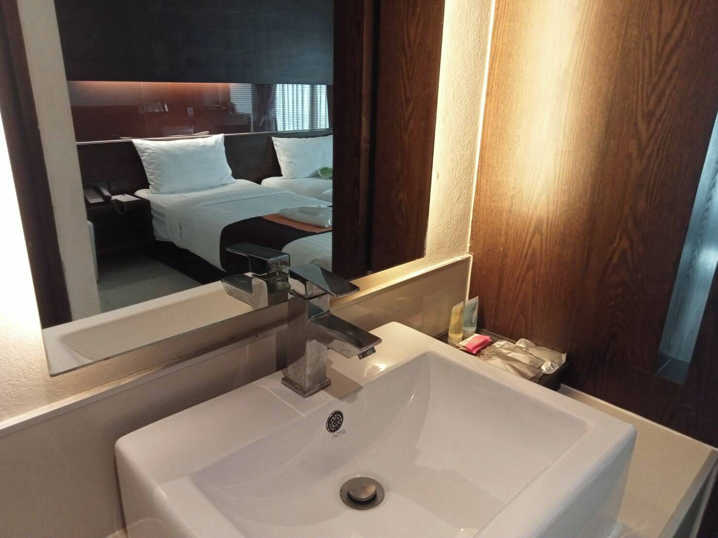 deluxe twin room | bathroom | shower, rainfall showerhead, free toiletries, towels