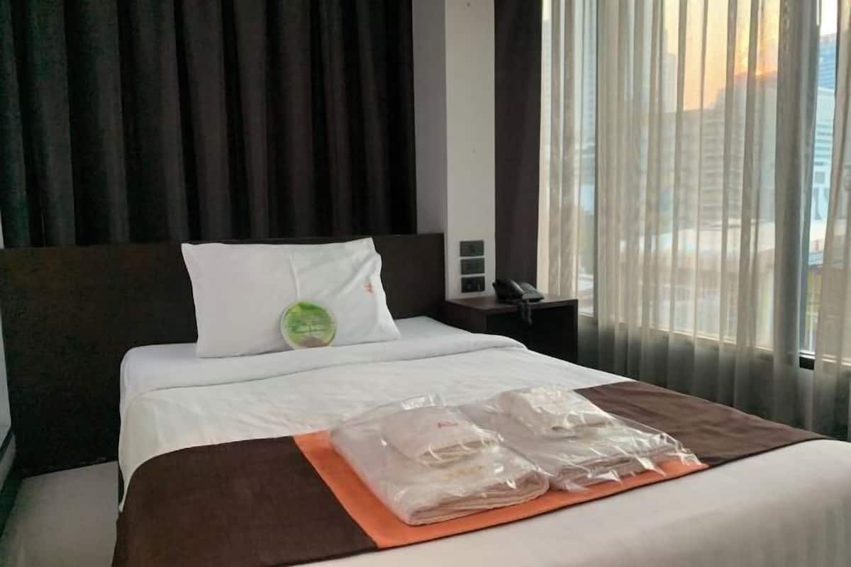 Een minibar, een bureau, gratis wifi, beddengoed
