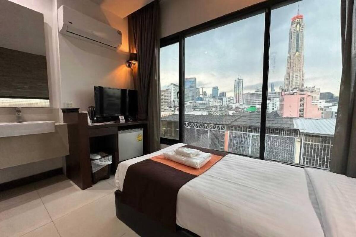 Minibar, desk, free WiFi, bed sheets