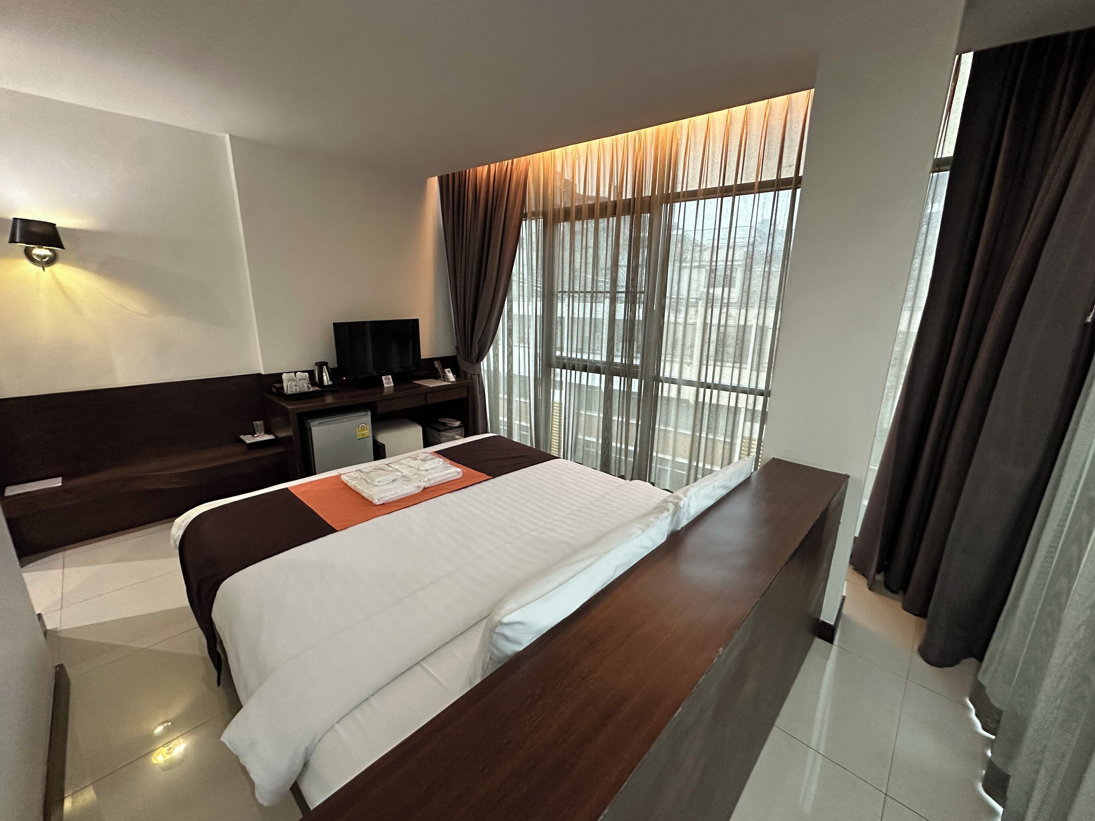 premier double room | 1 bedroom, minibar, desk, free wifi