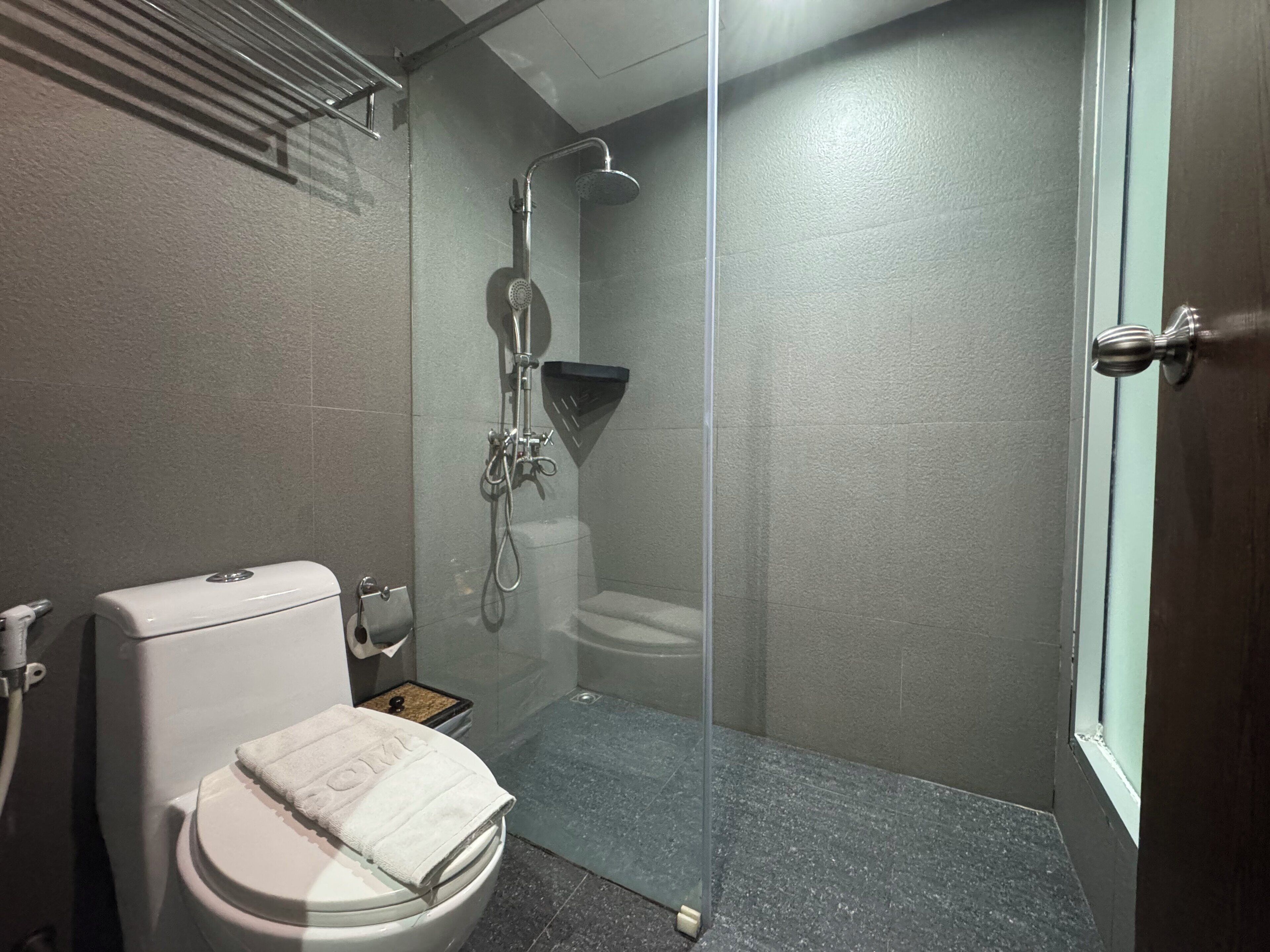 shower, rainfall showerhead, free toiletries, towels