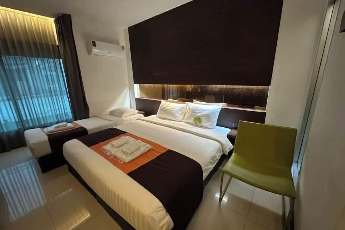 Een minibar, een bureau, gratis wifi, beddengoed