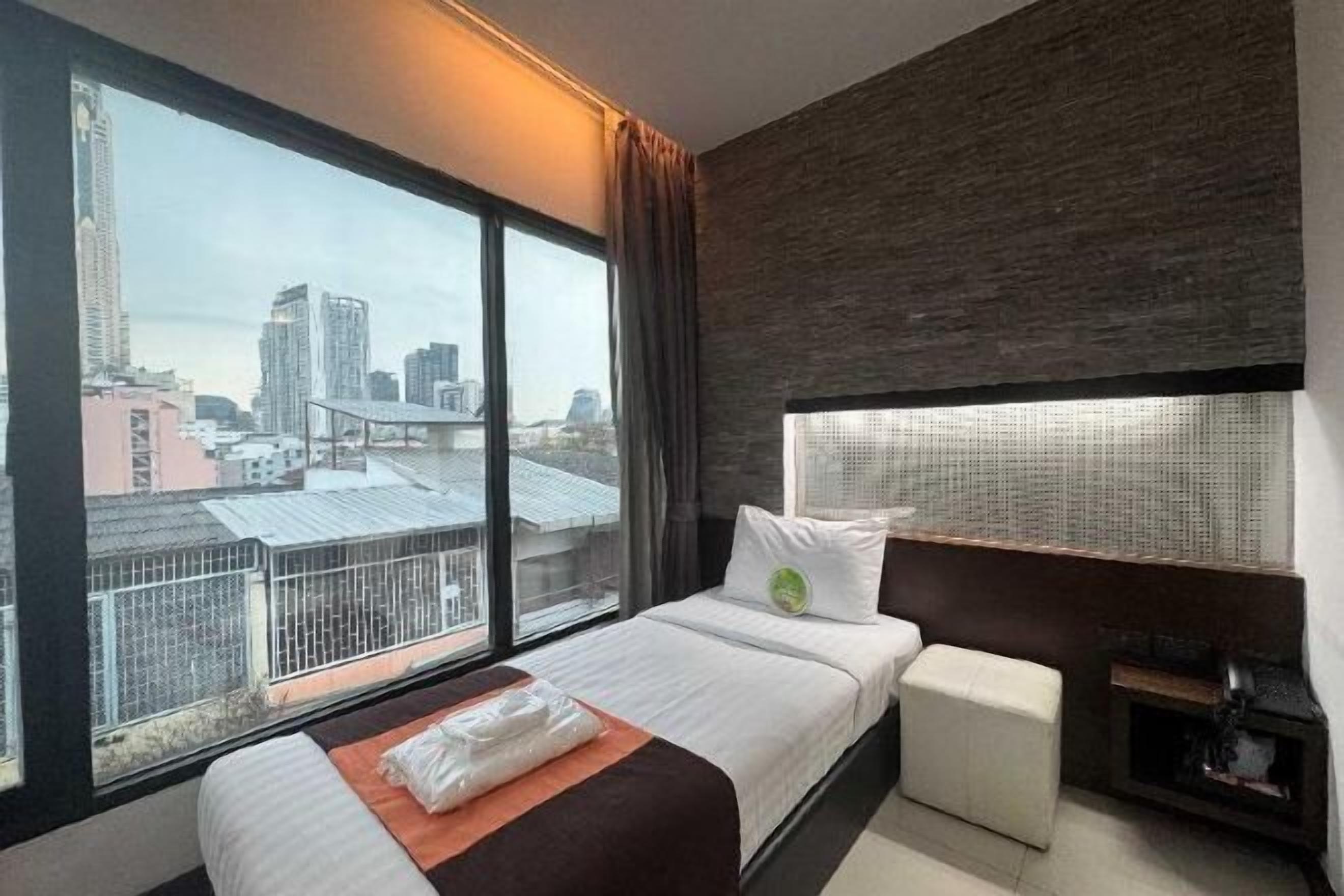 Minibar, desk, free WiFi, bed sheets