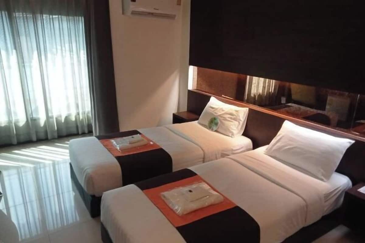 Een minibar, een bureau, gratis wifi, beddengoed