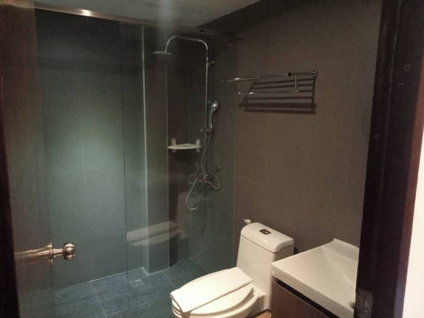 deluxe twin room | bathroom | shower, rainfall showerhead, free toiletries, towels
