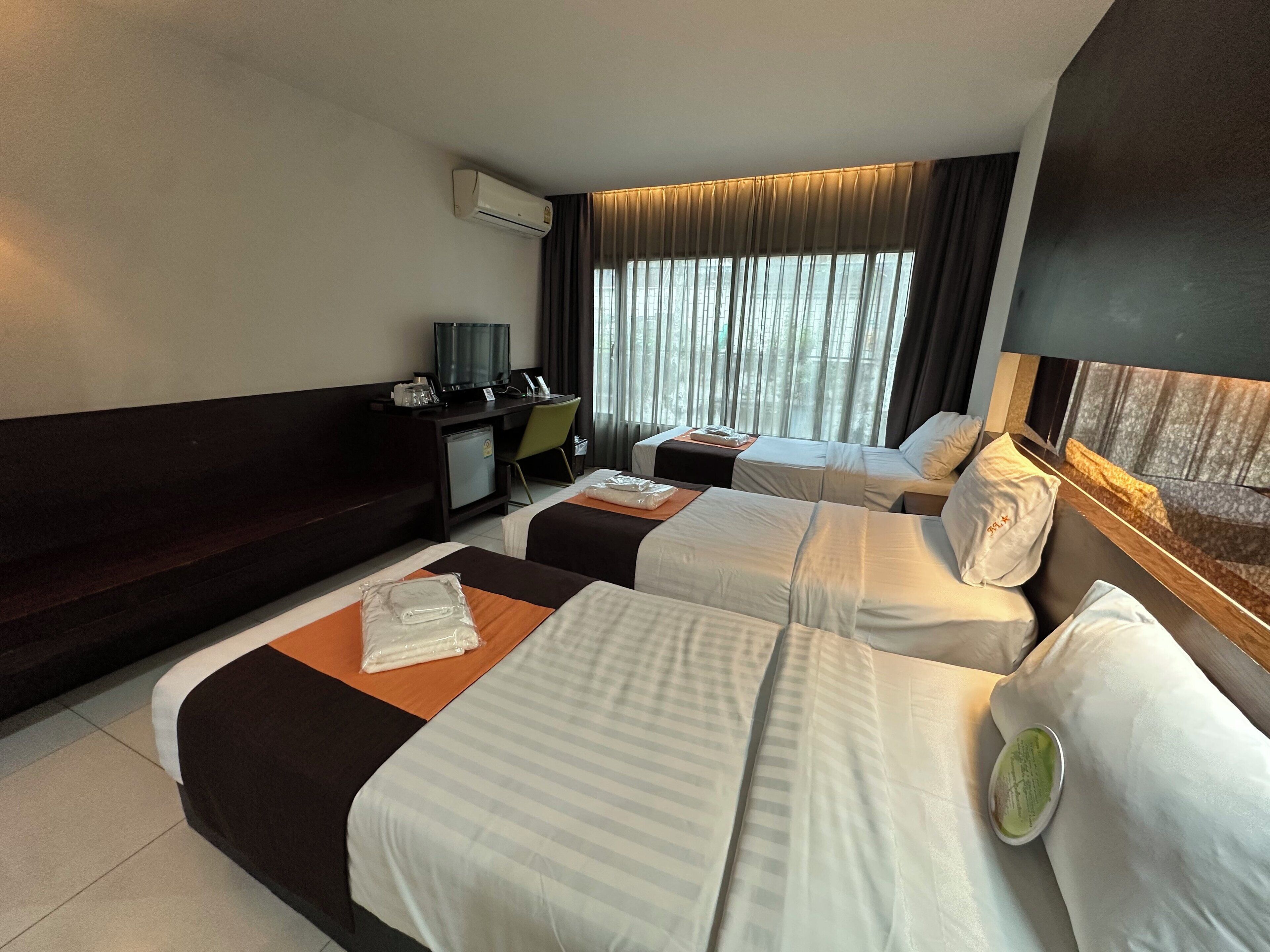 deluxe triple room | 1 bedroom, minibar, desk, free wifi